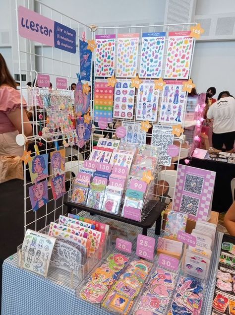 Cute Convention Booth, Display Design Ideas Creative, Cute Artist Alley Display, Fair Set Up Booth Ideas, How To Display Prints At Craft Fair, Convention Table Setup, Sticker Pop Up Shop, Merch Booth Display Ideas, Outdoor Pop Up Shop Ideas