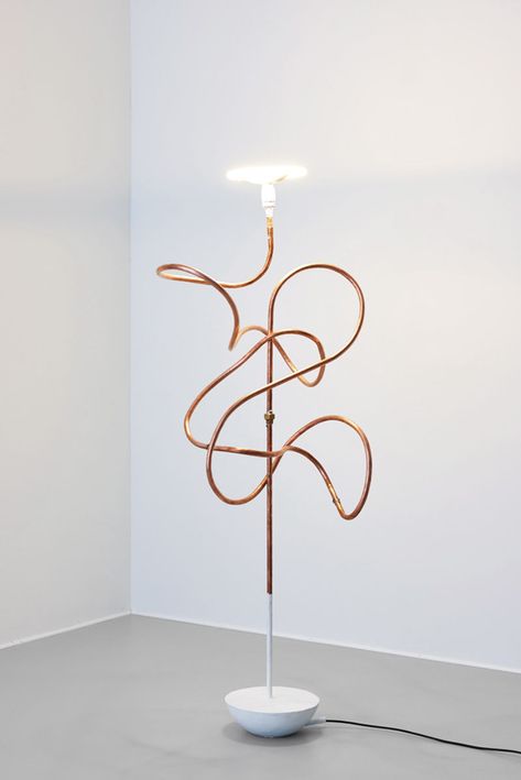 We've written about all sorts of practical things made out of copper pipe and tubing from room dividers to tables.The copper lighting we've posted has been simple, with one or two bends NOT the wonderfully freeform tangles of artist Anna Fasshauer's light sculptures. Which seem, possibly, diy-able. Industrial Lamp Design, Copper Lamp, Diy Lampe, Copper Tube, Concrete Lamp, Pipe Lighting, Copper Design, Copper Diy, Pipe Furniture