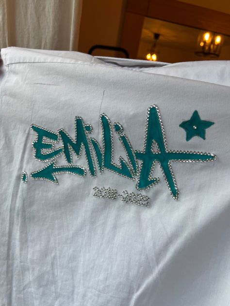 Leavers Shirt Graffiti, Matching Leavers Shirts, Aesthetic Senior Shirts, Leavers Shirt Designs Bratz, Y11 Leavers Shirts, Cool Leavers Shirt Designs, Leavers Shirt Inspo Uk, Leavers 2023 Shirt Ideas, Y11 Leavers Shirts Ideas