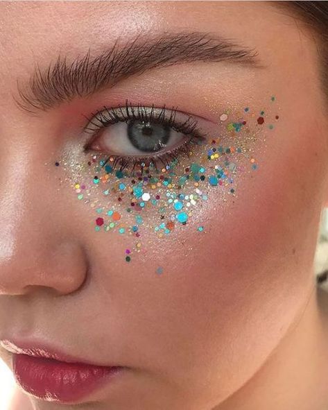 There are so many ways to add glitter. Applying it under the eyes is a unique and bold way to do so. #waystoaddglitter #undereyemakeup #glittermakeupeyeshadow Fest Smink, Festival Makeup Glitter, Festival Make Up, Under Eye Makeup, Festival Glitter, Carnival Makeup, Glitter Face, Smink Inspiration, Beauty Make-up