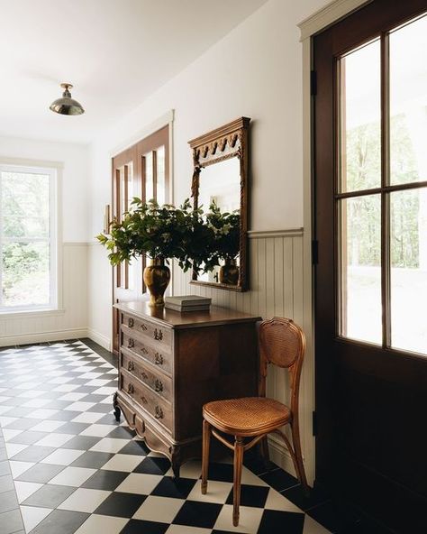 Checkered Floor Kitchen, Checkered Floor, Entryway Tile, Entryway Flooring, Vintage Apartment, Floor Kitchen, Decor Studio, Timeless Interiors, Entrance Decor