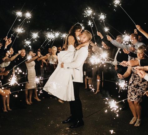 Diy Wedding Planning, Wedding Exits, Wedding Picture Poses, Wedding Sparklers, Future Wedding Plans, Wedding Photos Poses, Wedding Goals, Wedding Photography Poses, Wedding Photo Inspiration