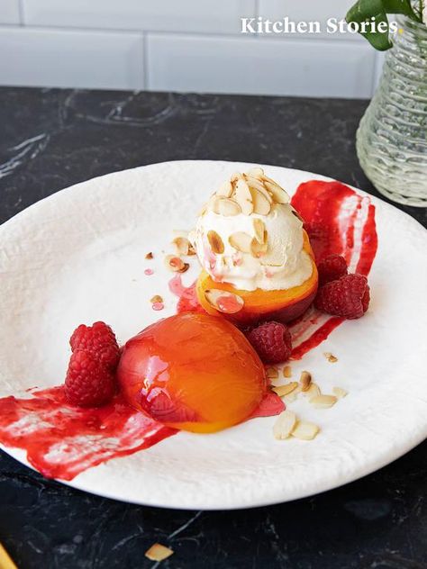 Peach melba Peach Melba Recipe, Beef Kofta, Low Fiber Foods, Peach Melba, French Restaurant, Raspberry Sauce, Chic Chic, Fruity Desserts, English Food