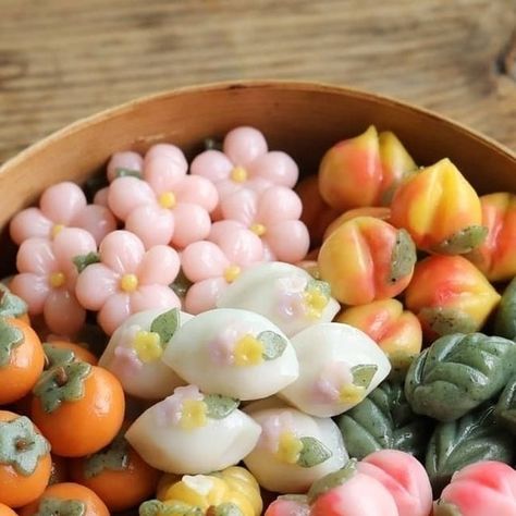 Gastro Obscura on Instagram: "Harvest treats from around the world: Songpyeon is a Korean tteok, or small rice cake, traditionally shaped like a half-moon. It's steamed on a bed of pine needles and often filled with sweet sesame, mung beans, or soy.⁠ ⁠ These little sweets are made for Chuseok, the Korean autumn harvest festival in mid-September.⁠ ⁠ 📸 @morakmorak_" Traditional Korean Sweets, Harvest Moon Recipes, Chuseok Festival Aesthetic, Korean Rice Cake Dessert, Chuseok Aesthetic, Korean Tteok, Korea Dessert, Chuseok Festival, Harvest Treats