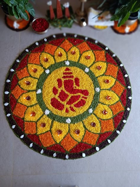 Award winning pookalam design 2023 Onam Floral Design, Flower Rangoli For Onam, Rangoli Designs By Flowers, Wedding Kolam Designs, Pookalam Simple Design, Rangoli Made By Flowers, Ganpati Flower Rangoli, Festive Rangoli Designs, Rangoli Designs On Diwali