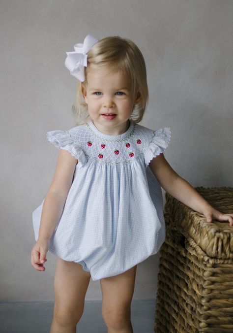 Petite Strawberries Bishop Bubble Preppy Baby Girl, Smocked Baby Clothes, English Clothes, Classic Kids Clothes, Preppy Baby, Trendy Baby Girl Clothes, Vintage Girls Clothes, Preppy Kids, Smocked Baby Dresses