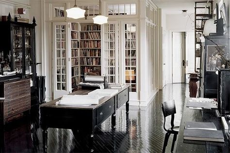 21 Beautiful New York City Apartments from Manhattan to Brooklyn Apartamento New York, Upper East Side Apartment, Home Library Rooms, Roman And Williams, New York Loft, Dining Room Contemporary, Manhattan Apartment, New York City Apartment, Home Library Design