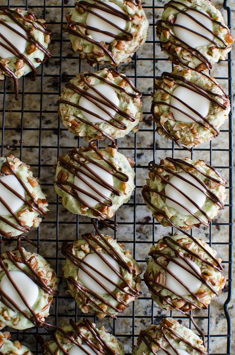 Pistachio Thumbprint Cookies - pistachio cookies with vanilla filling and a chocolate drizzle! The perfect Christmas cookie! Chocolate Pistachio Thumbprint Cookies, Pistachio Drop Cookies, Pistachio Cookies Christmas, Pistachio Cookie Recipes, Pistachio Wedding Cookies, Pistachio Christmas Cookies, Pistachio Thumbprint Cookies Recipe, Pistachio Thumbprint Cookies, Chocolate Pistachio Cookies