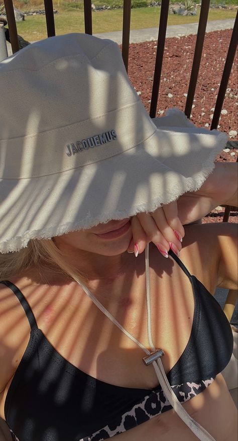 Jacquemus Hat Aesthetic, Jacquemus Hat Outfit, Aesthetic Holiday Pictures, Fisherman Hat Outfit, Hat Jacquemus, Jacquemus Bucket Hat, Jacquemus Aesthetic, Jacquemus Hat, Miumiu Sunglasses