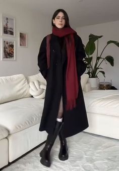 Dark Winter Outfits Aesthetic, Dark Winter Aesthetic Outfits, Winter Outfits Black Coat, Dark Winter Outfits, Dark Academia Winter Outfit, Library Chic, Autumn Woman, Vetements Clothing, Perfect Dark