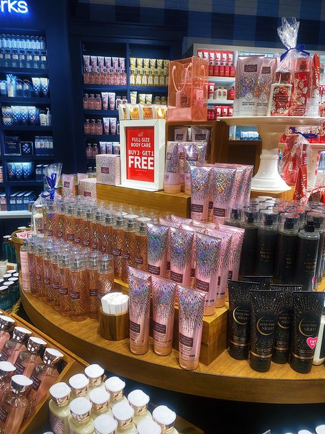 Bath N Body Works, Dump Ideas, Hygiene Care, Body Hygiene, Bath And Body Works Perfume, Shower Skin Care, Bath And Body Care, Perfume Lover, 16th Birthday Party