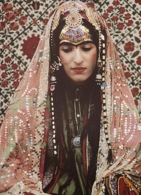 Afghani Jewish  Bride ews are believed to have resided in Afghanistan for nearly 1,500 years. Now however there is only one Jew remaining in the country (Zablon Simintov, who was born in Herat in 1959). Traditional wedding ceremonies saw the brides covered with a veil and garments, and she also wore henna on her hands and feet and sequins on her forehead. Jewish Bride, Queen Esther, Foto Vintage, Folk Costume, People Of The World, World Cultures, Her Eyes, Central Asia, On The Ground