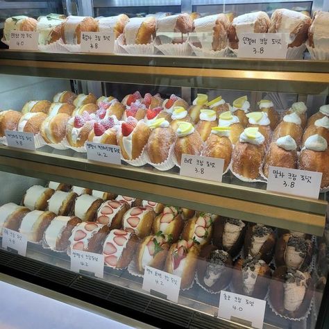 Korean Bakery Shop, Korean Bakery, Comfort Desserts, Cookie Bakery, Cupcake Cake Designs, Bakery Business, Donut Shop, Bakery Shop, Delicious Snacks Recipes