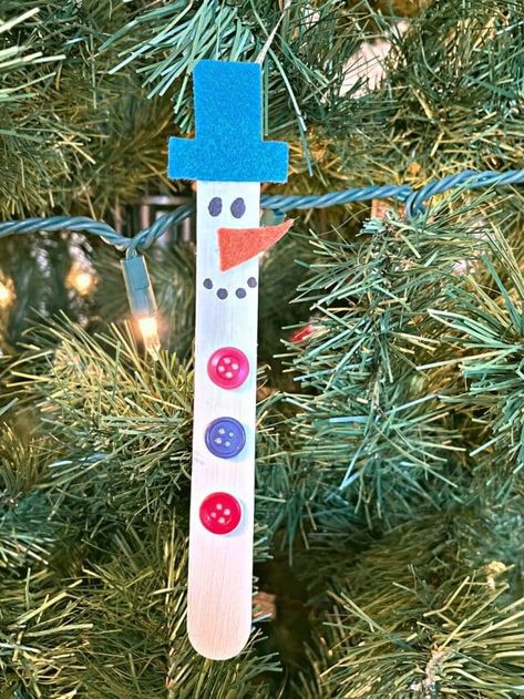 Preschool Crafts Christmas Ornaments, Christmas Tree Ornaments For Toddlers To Make, Easy Christmas Ornaments For Kids Simple, Cute Christmas Ornaments Diy Kids, Kids Christmas Ornament Ideas, Kids Wooden Ornament Craft, Easy Preschool Christmas Ornaments, Ornament Preschool Craft, Preschool Christmas Crafts Ornaments