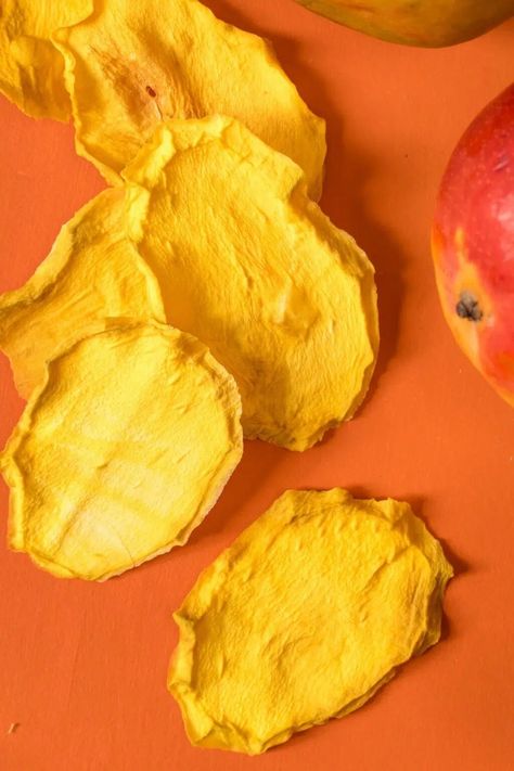 Dried mango slices are such a great snack! In this step-by-step post we'll show you everything you need to know to make your own dehydrated mango Dried Mango Recipe, Mango Products, Dehydrated Mango, Kos Resepte, Tropical Snacks, Mango Slices, Stewed Fruit, Dried Mango, Fruit Chip