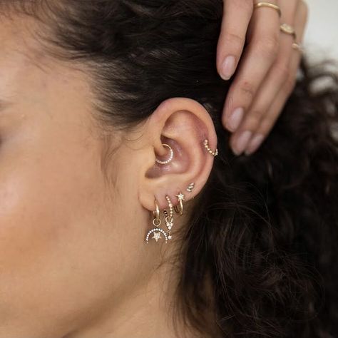 ZOREH V. #jewellery Beautiful, everyday jewellery that you never have to take off, featuring aolid 9k gold and sterling silver with diamonds and semi-precious stones. = https://fave.co/3laFigO Daith Ear Piercing, Daith Hoop, Daith Jewelry, Daith Piercing Jewelry, Curated Ear, Cool Ear Piercings, Cute Ear Piercings, Diamond Baguette, Daith Piercing