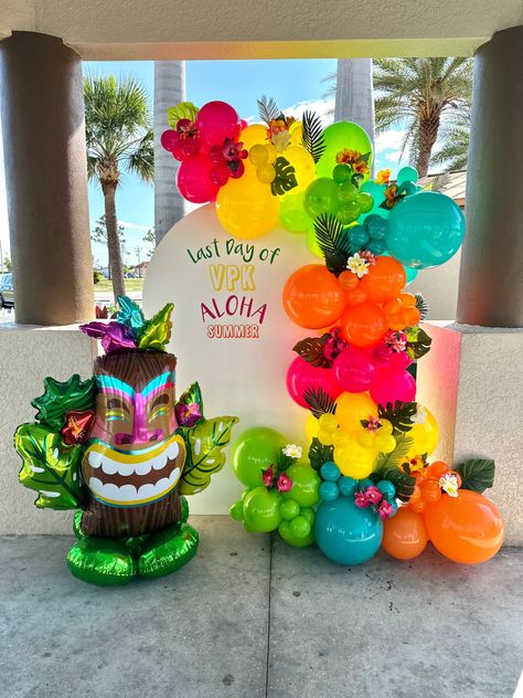 Tiki Balloon Arch, Hawaiian Theme Balloon Arch, Hawaii Balloon Garland, Hawaii Balloon Arch, Luau Party Balloons, Luau Balloon Backdrop Ideas, Hawaiian Party Theme Ideas, Sweet 16 Party Ideas Themes Summer, Hawaiian Balloon Arch