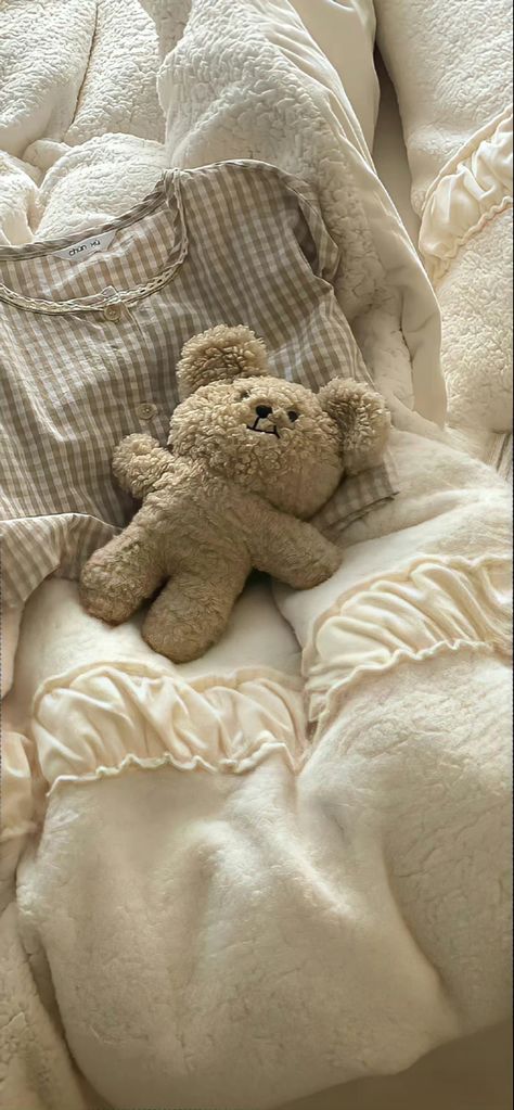 Cute Bed, Teddy Bear Wallpaper, Whatsapp Wallpaper, Beige Wallpaper, Bear Wallpaper, Cute Teddy Bears, Minimalist Wallpaper, Cute Stuffed Animals, Kawaii Wallpaper