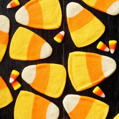 Halloween Potluck Recipes, Corn Cookies, Halloween Potluck, Spooky Cake, Candy Corn Cookies, Spooky Halloween Treats, Frosting Colors, Easy Halloween Food, Classic Candy