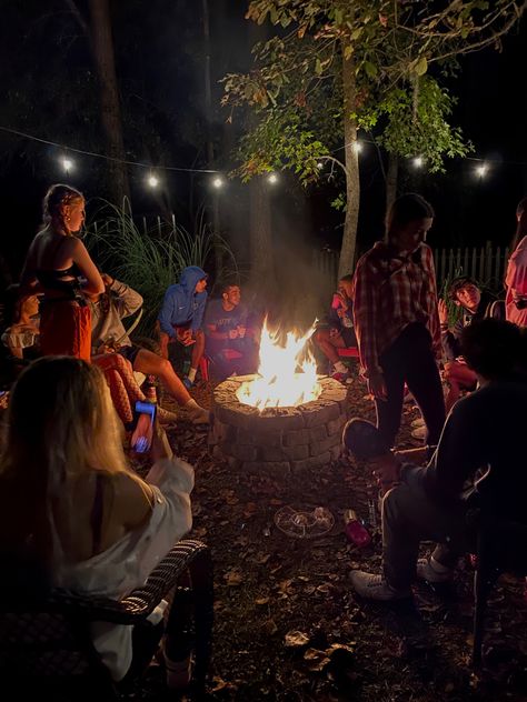 Friend Bonfire Aesthetic, Aesthetic Bonfire Party, Backyard Party Fire Pit, Bonfire Outfits Summer, Bonfire Graduation Party, Fire Party Aesthetic, Sweet 16 Bonfire Party Ideas Backyards, Friends Bonfire Aesthetic, Party In Woods Aesthetic