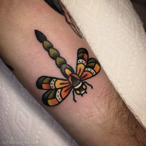 Traditional Dragonfly Tattoo, Alt Culture, Tattoo American Traditional, Colorful Tattoo, Traditional Tattoo Inspiration, Traditional Tattoo Flowers, Dragonfly Tattoo Design, Traditional Style Tattoo, Insect Tattoo