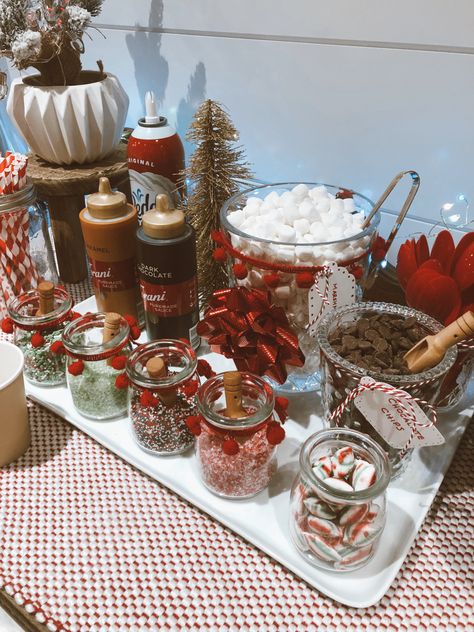 Christmas Coffee And Hot Chocolate Bar, Hot Cocoa Bar For Work, Xmas Bday Party Ideas, Xmas Hot Chocolate Bar, Hot Coco Board Ideas, Secret Santa Party Decorations, Christmas Drink Bar Ideas, Christmas Decor Hot Cocoa Bar, Hot Chocolate Board Christmas