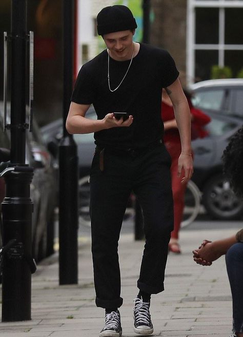 Converse Men Outfit, Rockabilly Style Men, Inspirational Outfits, Black Outfit Men, Converse Outfit, Brooklyn Beckham, Dope Outfits For Guys, Street Style Outfits Men, Mens Casual Dress Outfits