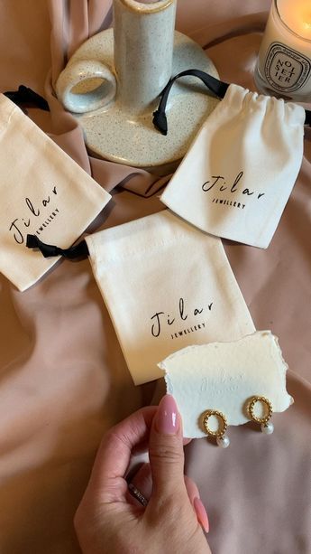 Accessory Packaging Ideas, Aesthetic Jewelry Packaging, Small Business Jewelry Packaging, Ideas De Packaging Accesorios, Jewelry Packaging Diy, Custom Jewelry Packaging, Accessories Packaging, Jewelry Shop Display, Jewelry Packaging Design