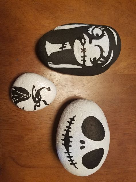 Nightmare before Christmas  painted rocks Paintings On Stones, You Rock Rock Painting, Cool Rock Designs, Artistic Rock Painting, Creative Easy Paintings, Little Rock Painting Ideas, Jack Skellington Rock Painting, Paint On Rocks Ideas, Rocking Painting Ideas