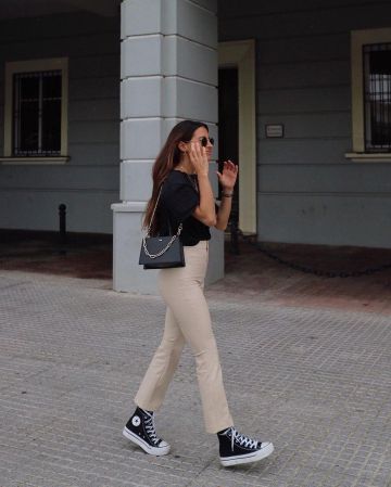 Leather White Pants of Maria Tere­sa Valdes on the In­sta­gram ac­count @mar­valdel #Leather #White #Pants of #MaríaValdés  #In­sta­grampic #@mar­valdel   #fashion #outfits" Converse Fits, Converse High Top, Skor Sneakers, Casual Outfit Ideas, Outfits With Converse, Streetwear Casual, Mode Casual, Nov 2, Moda Vintage