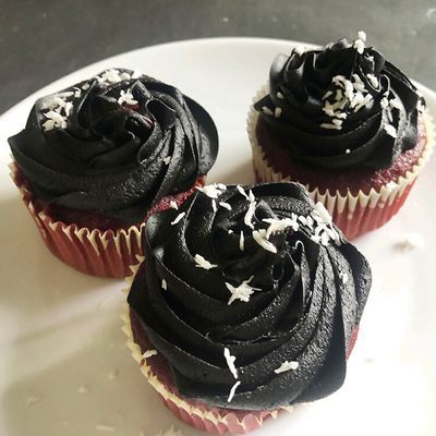 Black Icing, Black Frosting, Dutch Cocoa, Frosting Colors, Color Kitchen, Cake Stuff, Black Food, La Food, Frosting Recipe