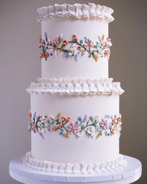 Wedding Cakes Colorful Flowers, Simple Pretty Wedding Cakes, Pastel Floral Wedding Cake, Maximalist Wedding Cake, Two Tier Wedding Cake With Flowers, Wedding Cake With Icing Flowers, Birthday Cake Aesthetic Vintage, Wedding Cake Traditional, Icing Wedding Cake