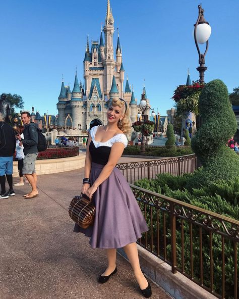 Magic Kingdom! Love this Briar Rose Disneybound 💗 @violetsinmay made the skirt and black top for this but I'll also get wear out of them… Outfits For Disney World, Kostum Disney, Outfits For Disney, Miss Victory Violet, Victory Violet, Dapper Day Outfits, Disney Dapper Day, Disney Bound Outfits Casual, Disneybound Outfits