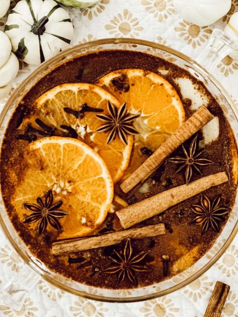 Use natural ingredients to create the coziest fall atmosphere in your home with this fall simmer pot recipe that smells just like pumpkin spice. Fall Simmer Pot Smells, Make Home Smell Like Fall, Apple Cider Simmer Pot, Fall Steam Pot, Pumpkin Pie Simmer Pot, Simmer Pot Recipes Fall Stove, Pumpkin Simmer Pot, Fall Summer Pot Recipes, Popourie Recipe