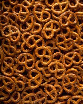 Hot Pretzels Recipe, Beer Pretzels, Nut Free Snacks, Dry Ranch Dressing Mix, Sweet N Spicy, Tree Nut Allergy, Snacks List, Mini Pretzels, Peanut Allergy