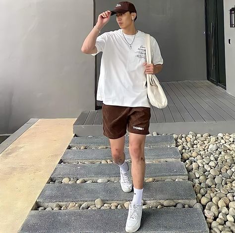 Outfit Pantai Cowok, Ootd Cwo, Boy Ootd, Outfit Pantai, Outfit Cowok, Ootd Poses, Estilo Streetwear, Mens Style, Mens Street Style