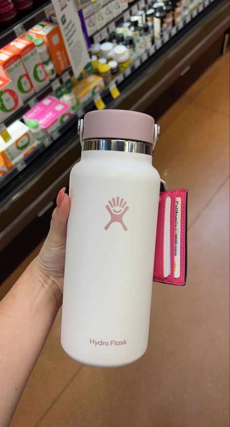 Cute Water Bottles Hydro Flask, Hydro Flask Pink, Cute Water Bottles For School, Water Bottles For School, Water Bottle School, Hydro Flask Bottle, School Wishlist, School Backpack Essentials, Cute Water Bottle