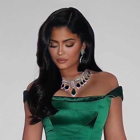 Makeup Looks For Green Dress Formal, Makeup Ideas Emerald Green Dress, Emerald Prom Dress Makeup, Green Dress Kylie Jenner, Formal Makeup For Emerald Green Dress, Emerald Green Dress Kylie Jenner, Makeup That Goes With Emerald Green Dress, Red Lip With Green Dress, Hairstyles For Green Dress