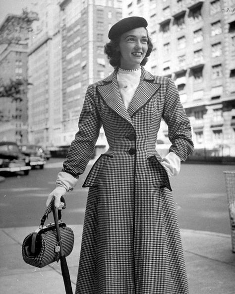 From the July 31, 1950 FASHION feature NANCY TALBERT’S WIMBLEDON WEEK—HER WARDROBE WOWS BRITONS. According to LIFE, “To the British press, Mrs. Billy Talbert, wife of the U.S. No. 2 ranking amateur tennis player, was Wimbledon’s most fascinating... Shakuntala Devi, 40s Mode, Mode Retro, Fashion 1940s, 1950 Fashion, Vintage Fashion 1950s, Fifties Fashion, White Pictures, 20th Century Fashion