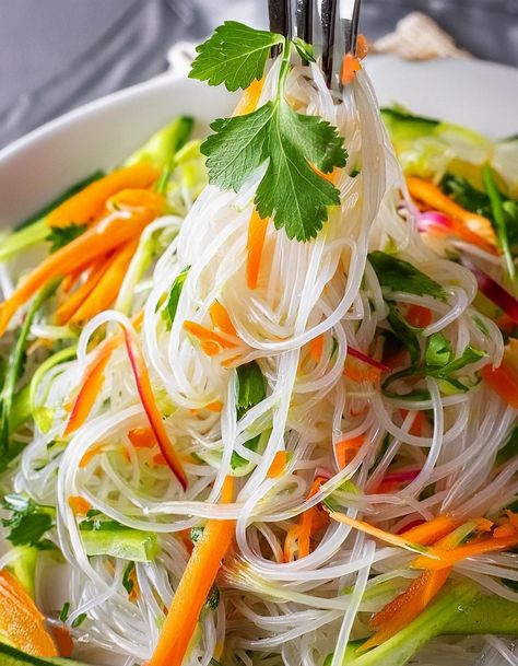 Experience the refreshing zing of Vietnamese Noodle Salad, a perfect harmony of tangy, savoury flavours mingled with fresh herbs and vegetables. This Cookie Truffles Recipe, Spicy Asian Noodles, Easy Vietnamese Recipes, Vietnamese Noodle Salad, Vegetarian Pho, Cookie Truffles, Noodle Salad Cold, Asian Noodle Salad, Rice Noodle Recipes