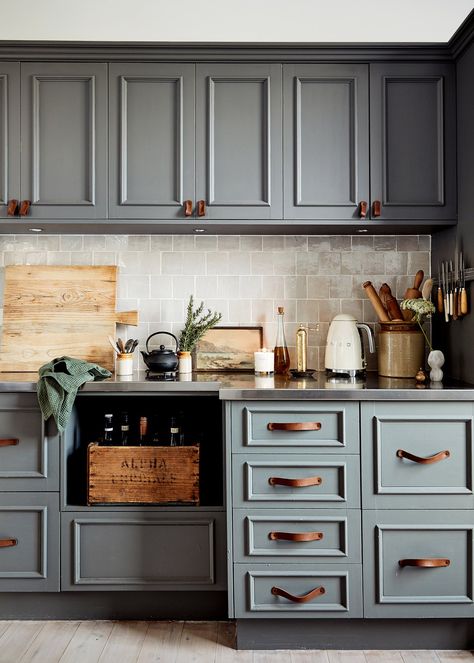 Inside the Rustic Country Cottage of Jemima Aldridge – Bed Threads Dreamy Cottagecore, Cottagecore Kitchen, Bed Threads, Cottage Style Homes, Old Cottage, Grey Cabinets, Casual Home, Grey Kitchen, Cottage Kitchen