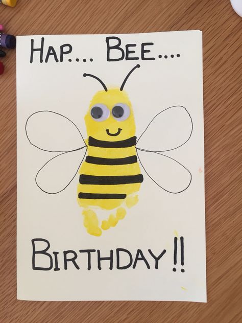 Hap-Bee Birthday card with toddler footprint and googley eyes Bee Birthday Cards, Birthday Presents For Dad, Footprint Crafts, Homemade Birthday, Birthday Card Craft, Homemade Birthday Cards, Birthday Cards For Mom, Handprint Crafts, Birthday Crafts