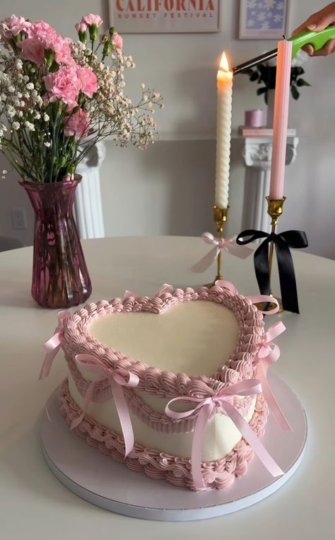 Aesthetic Cakes Vintage, Bday Party Aesthetic Ideas, Pink Birthday Cakes Aesthetic, Bake Cake Aesthetic, Cakes Inspo Aesthetic, Pink Birthday Party Food, 15 Th Birthday Cake, Mom Bday Cake, 16 Th Birthday Cake