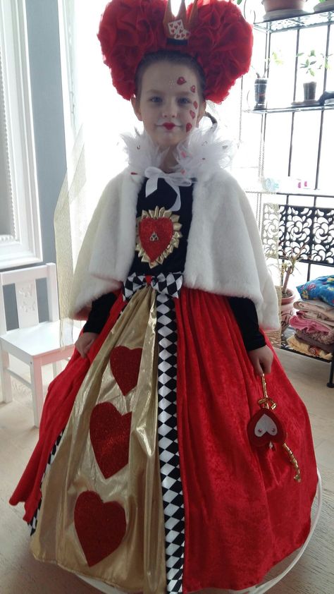 Kids Queen Of Hearts Costume, Red Queen Costume Diy, Queen Of Hearts Party, Fantasia Diy, Red Queen Costume, Fancy Dress Costumes Kids, Queen Of Hearts Halloween, Halloween Kids Costumes Girls, Costumes College