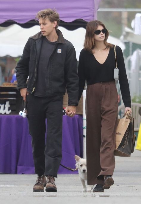 Actor Off Duty Style, Austin Butler Carhartt, Austin Butler Street Style, Carhartt Pants Outfit Men, Carhartt Mens Outfits, Austin Butler Style, Carhartt Outfit Men, Carhartt Pants Outfit, Austin Butler And Kaia Gerber