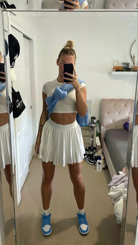 Mini Skirt Tennis Shoes Outfits, Tennis Skirt And Tshirt Outfit, White Tennis Skirt Outfit Summer, Tennis Skirt Outfit Summer, Curly Aesthetic, White Tennis Skirt Outfit, Outfit Jupe, Outfit Ideas Oversized, Sport Skirt Outfit