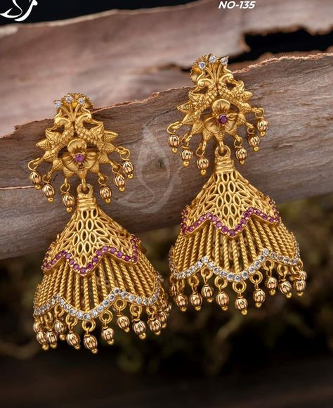 Jumkha Earrings Gold Latest, Jumkha Earrings Gold Jewellery Designs, Gold Jhumkas Latest Designs, Latest Gold Jumkhas, Latest Jumki Designs Gold, Earings Design Gold Butta, Gold Buttas Earrings Latest, Fancy Earings Fashion Gold, Gold Jumkas Design Bridal