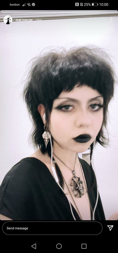 Alternative Hair Round Face, Edgy Mullet Women, Gothic Hairstyles Short, Short Layered Shaggy Haircuts, Vampy Hair, Goth Pixie Cut, Short Goth Hair, Goth Mullet, Goth Haircuts