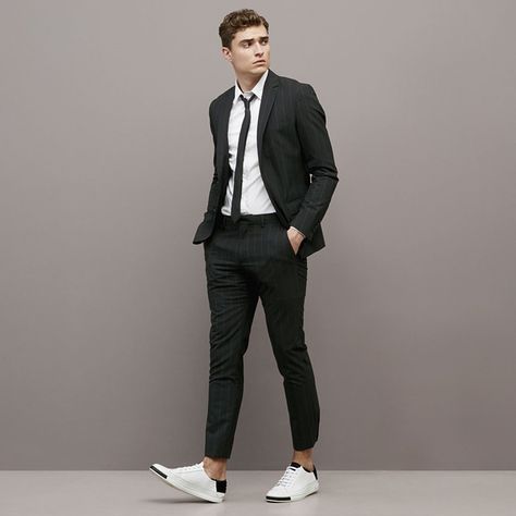 30 Dashing Suit With Sneakers Outfit To Try - Fashion Hombre Terno Slim Fit, Summer Wedding Suits, Suits Men Slim, Suits And Sneakers, How To Wear Sneakers, Blazer Outfits Men, Black Suit Men, Slim Fit Suit Men, Formal Men Outfit