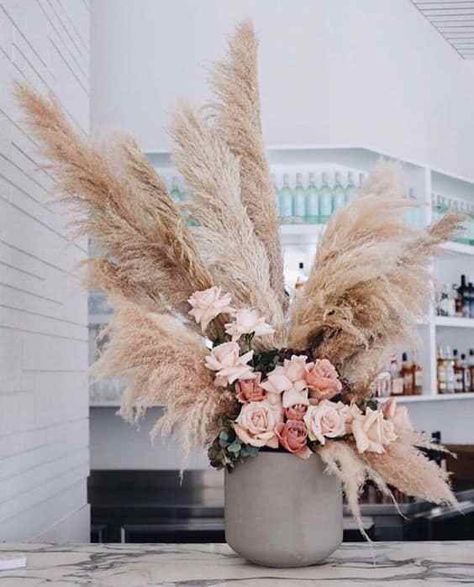 Sir Botanical Floral Arrangement Rose Bar, Grass Decor, Pampas Grass Decor, Grass Wedding, Arrangement Ideas, Pampas Gras, White Florals, Have Inspiration, Beautiful Flower Arrangements